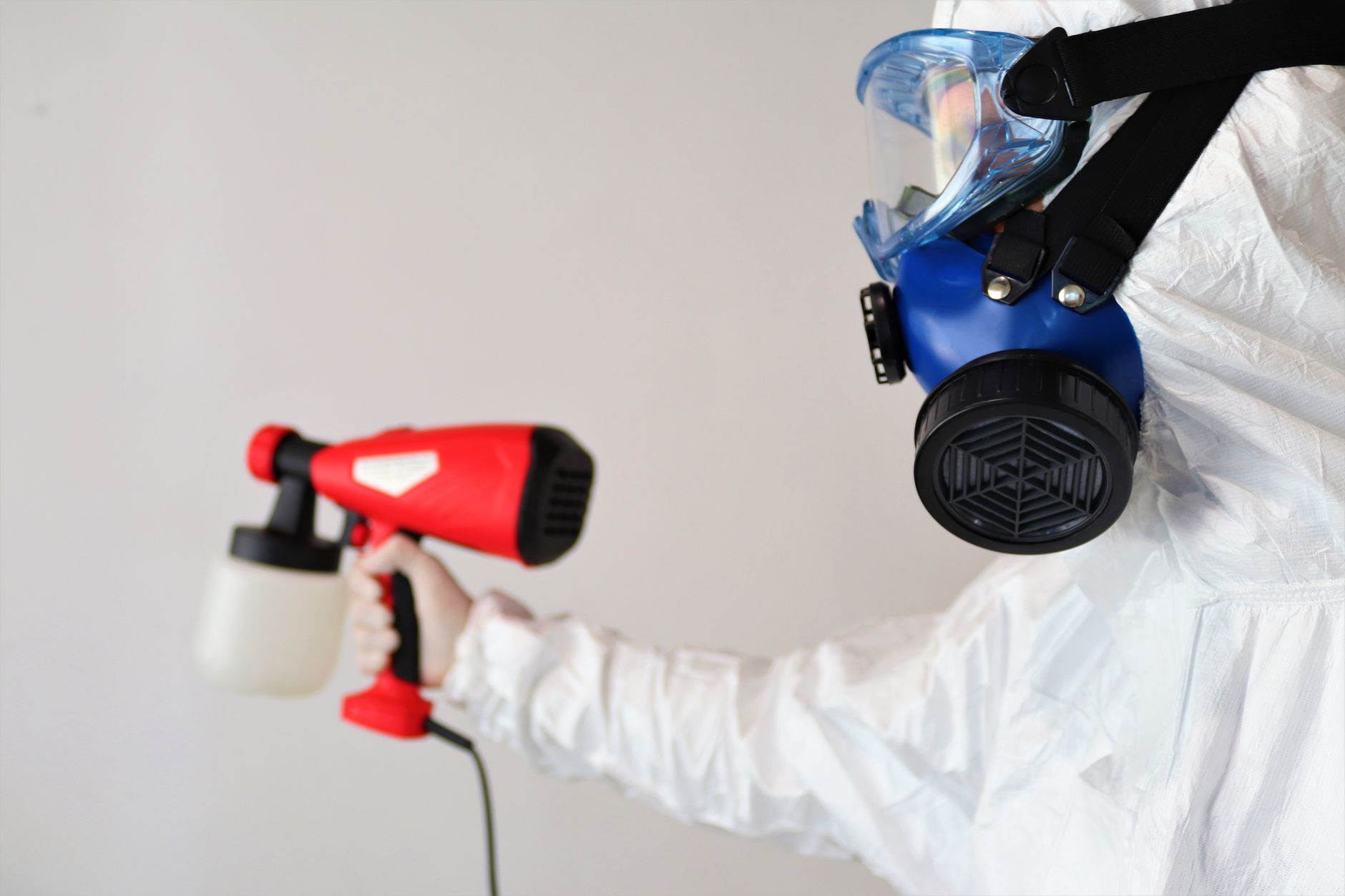 A Pro Peak Mold Removal technician in protective gear explaining the mold remediation process to a Selma homeowner in a clean, restored living room.
